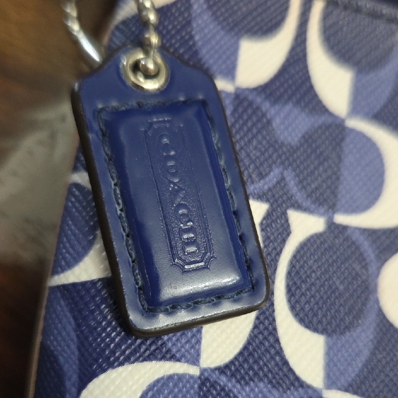 Coach Peyton Dream C Go-Go Wristlet. - Picture 2 of 10